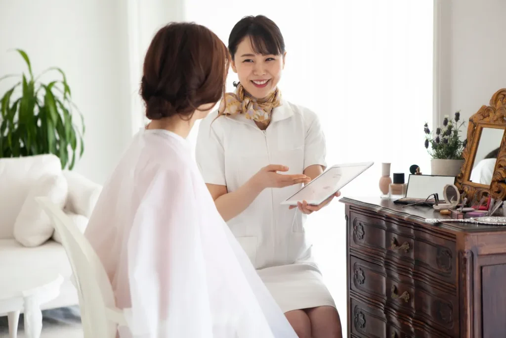 サロンで接客する様子