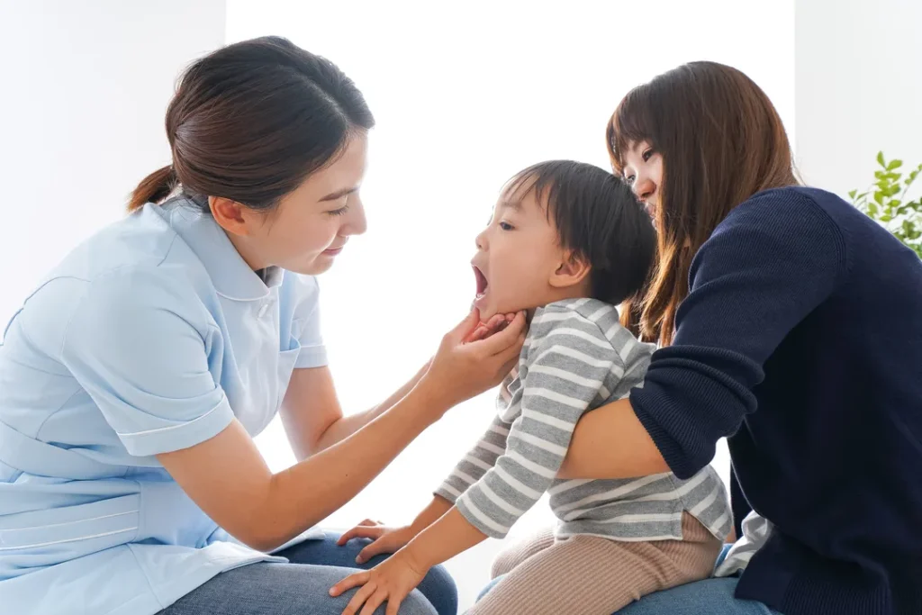 歯医者が子供を診療する様子