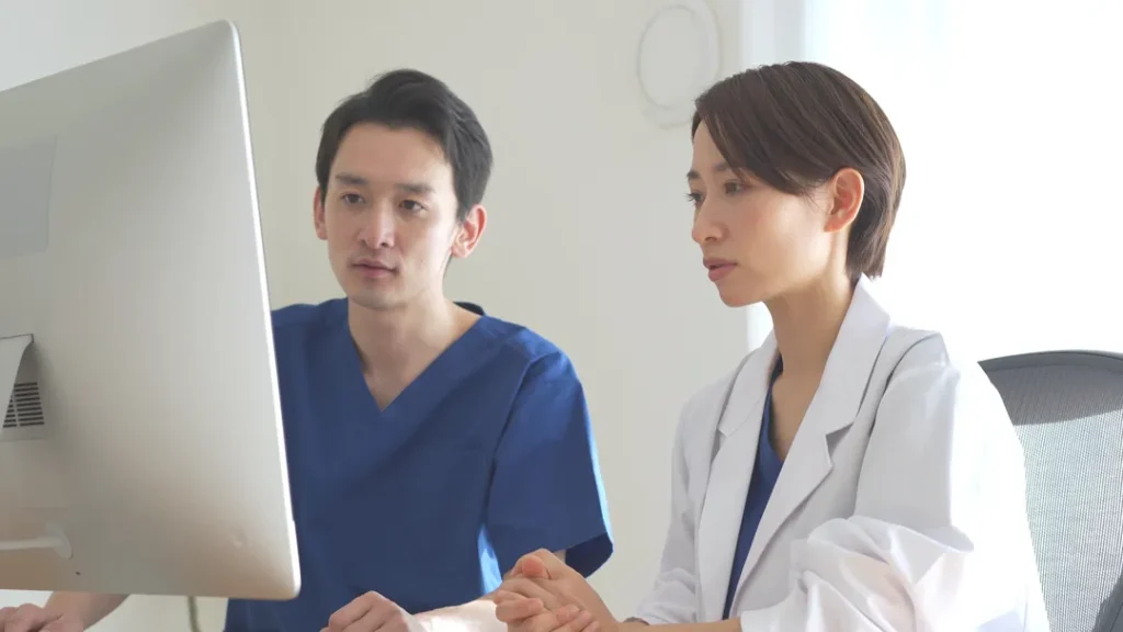 医療スタッフと医師がモニターを見る様子